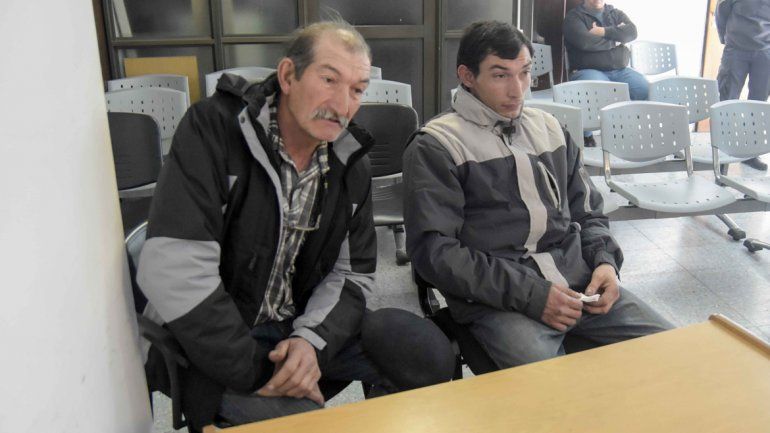 Padre e hijo durante la lectura de la sentencia por robo de animales.
