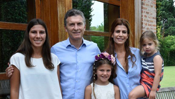 El Presidente junto a su esposa, Juliana Awada, su hija Antonia y las hijas de Nisman, Iara y Kala.