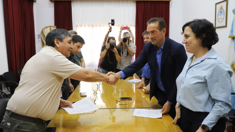 El ministro Tobares y Carlos Quintriqueo de ATE firmaron el acuerdo por las paritarias 2026 en Neuquén | LM Neuquen El ministro Tobares y Carlos Quintriqueo de ATE firmaron el acuerdo por las paritarias 2026 en Neuquén