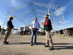 Rolando Figueroa visitó la Corporación Forestal Neuquina (Corfone) en Junín de los Andes. Rolando Figueroa visitó la Corporación Forestal Neuquina (Corfone) en Junín de los Andes.