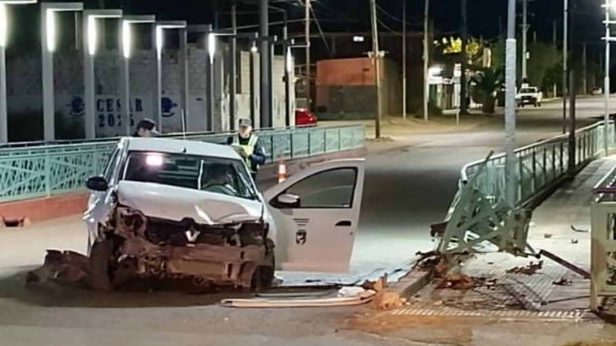 Fuerte choque entre un taxi y una camioneta en Cutral Co