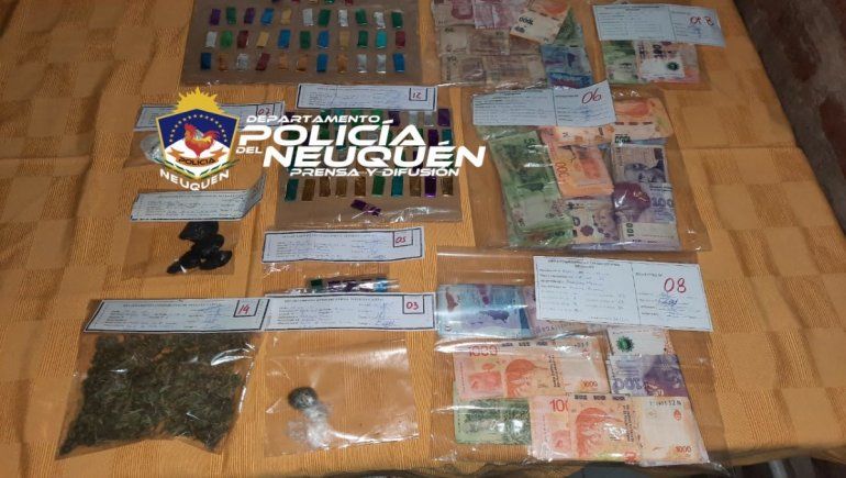 En el kiosco narco allanado secuestraron una importante cantidad de droga y dinero en efectivo.