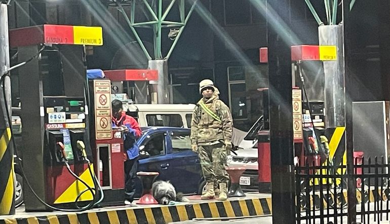 Otra de las estaciones de servicio en Bolivia con custodia militar. Otra de las estaciones de servicio en Bolivia con custodia militar.