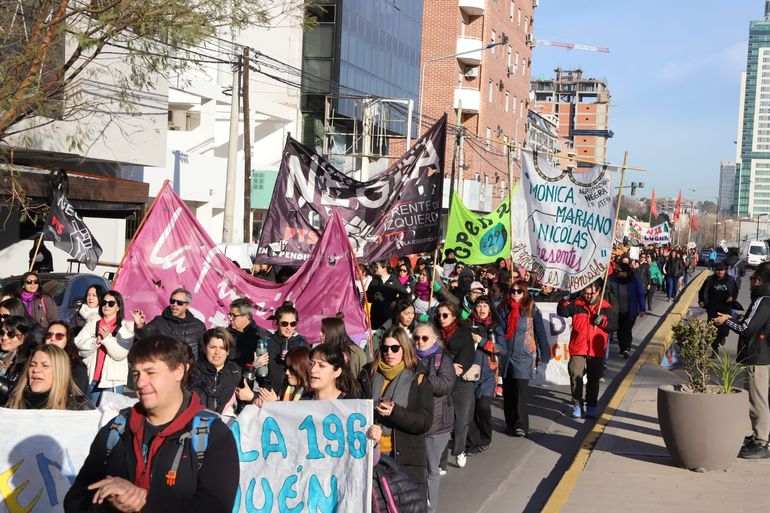 La marcha de los docentes y ATEN en el juicio por la explosión de Aguada San Roque que se llevó la vida de Mónica Jara, Nicolás Francés y Mariano Spinedi. La marcha de los docentes y ATEN en el juicio por la explosión de Aguada San Roque que se llevó la vida de Mónica Jara, Nicolás Francés y Mariano Spinedi.