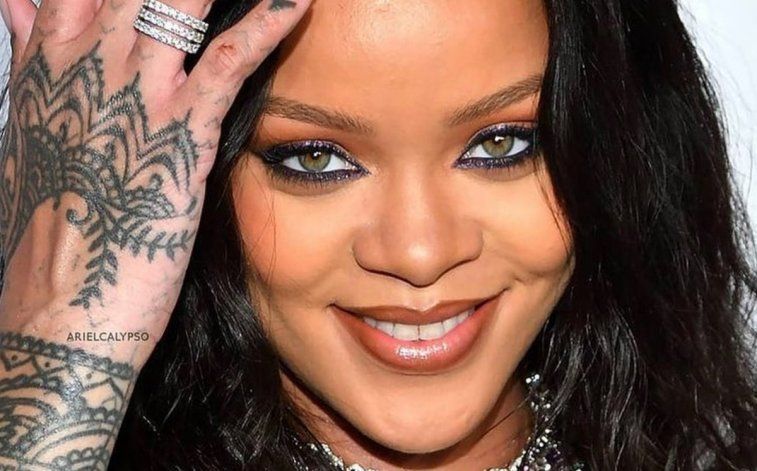 Rihanna, en la mira hindú por posar en topless con un Dios