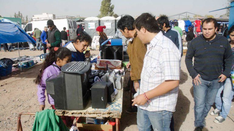 Todos los domingos se reúnen 400 comerciantes y por el predio circulan miles de personas.