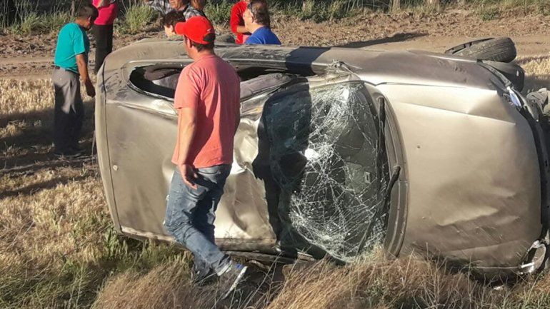 Una familia neuquina volcó en la Ruta 22 cerca de Allen