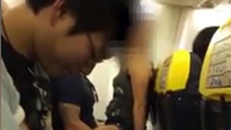 Un pasajero filmó la insólita escena que ocurrió en un vuelo nocturno que iba de Manchester a Ibiza.