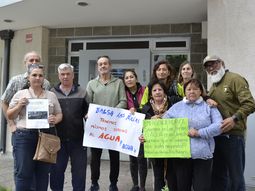 Vecinos de Balsa Las Perlas se movilizaron hasta la Defensoría del Pueblo en Cipolletti para exigir la intervención por la faltante de agua. Vecinos de Balsa Las Perlas se movilizaron hasta la Defensoría del Pueblo en Cipolletti para exigir la intervención por la faltante de agua.