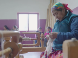 Una artesana mapuche, en plena tarea de hilado.