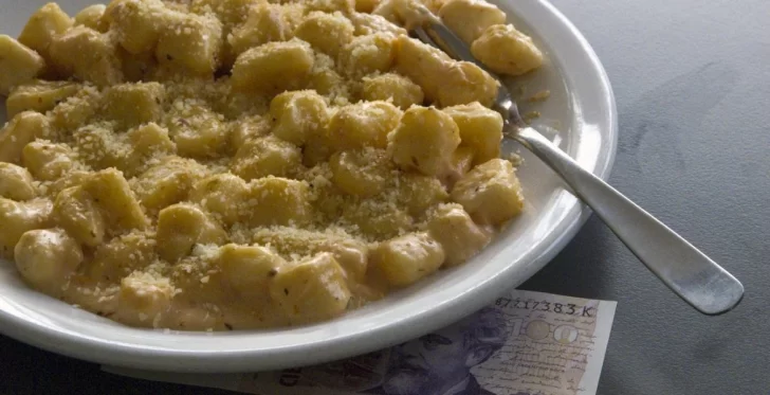 Según la creencia, poner dinero debajo del plato trae abundancia. Según la creencia, poner dinero debajo del plato trae abundancia.