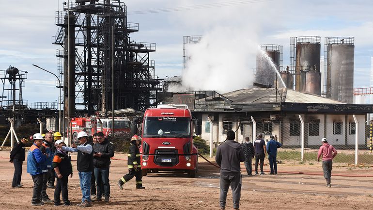 En 17 fotos, lo que dejó la explosión de la refinería de Plaza Huincul