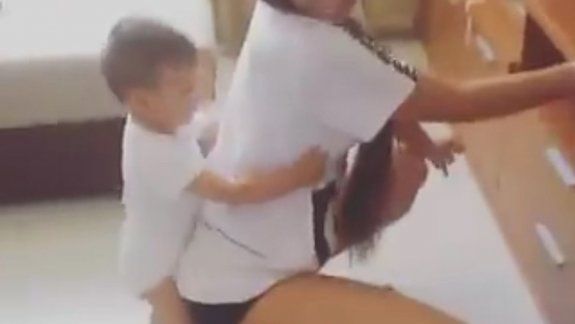 Tanto la mujer como el hombre que filma (presumiblemente el padre de la criatura) no pueden evitar la risa ante la reacción que el bebé tiene al baile.