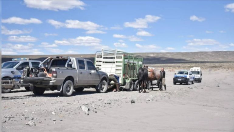 La búsqueda de la policía desaparecida en Chubut se realiza con camionetas