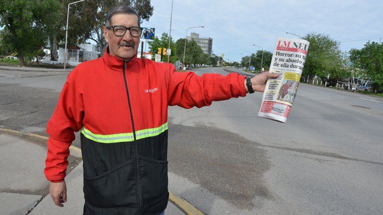 Un canillita neuquino que tiene una gran familia entre sus clientes