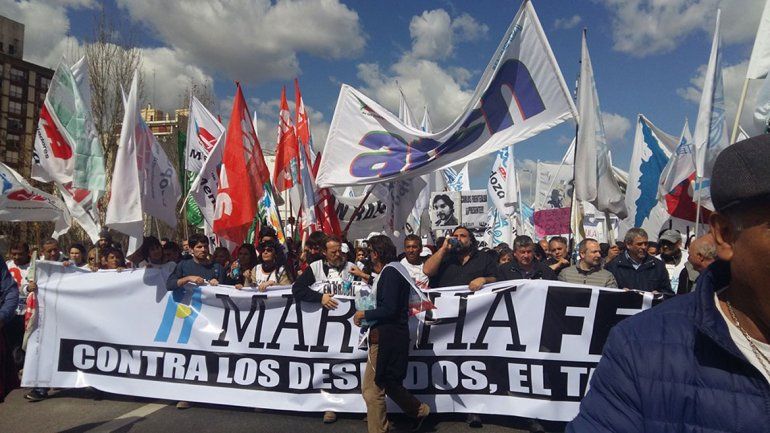 ATEN (izquierda) participó ayer en Buenos Aires de la Marcha Federal contra el tarifazo