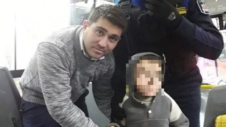 Una mujer bajó del colectivo hablando por celular y se olvidó a su hijo arriba