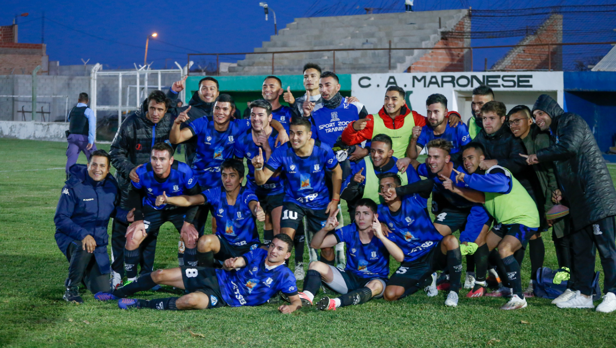 El plantel de Deportivo Rincón y su festejo en la cancha de Maronese. Fotos: Omar Novoa&nbsp;