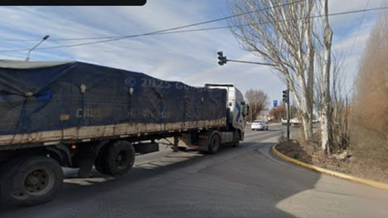 Chocó contra un camión de basura que subía a la ex Ruta 22 y fue hospitalizado | LM Neuquen Chocó contra un camión de basura que subía a la ex Ruta 22 y fue hospitalizado