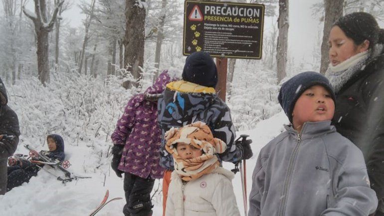 Del asentamiento 15 de Febrero fueron a esquiar a la cordillera.