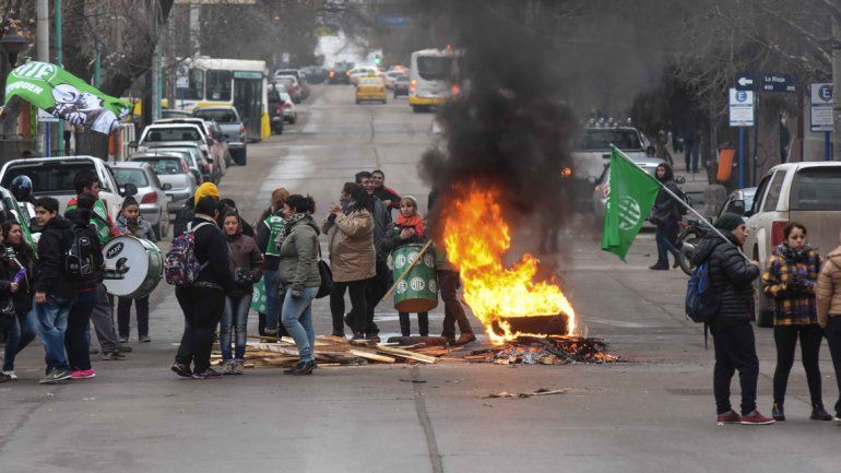 ATE no asistió a la convocatoria del Gobierno y protestó con piquetes