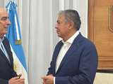 El gobernador Rolando Figueroa junto al ministro jefe de Gabineta, Guillermo Francos