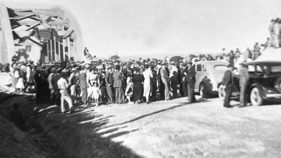 Para la inauguración del puente se hizo una gran fiesta, financiada por vecinos de Neuquén y Cipolletti (Foto: familia García)