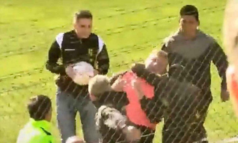 Video: Escandalosa y grave agresión al DT de Olimpo en Madryn