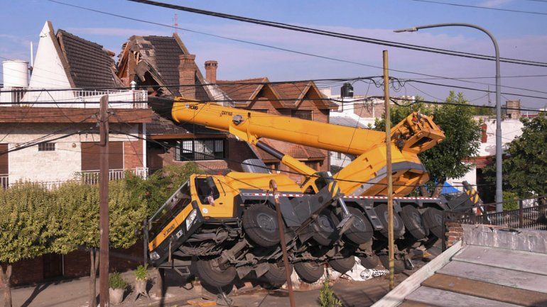 Una grúa se volteó y destrozó el techo de un chalet en el que instalaba una pileta de natación