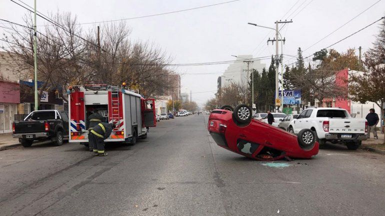 Una mujer perdió el control del auto, volcó sobre calle Mengelle y quedó atrapada