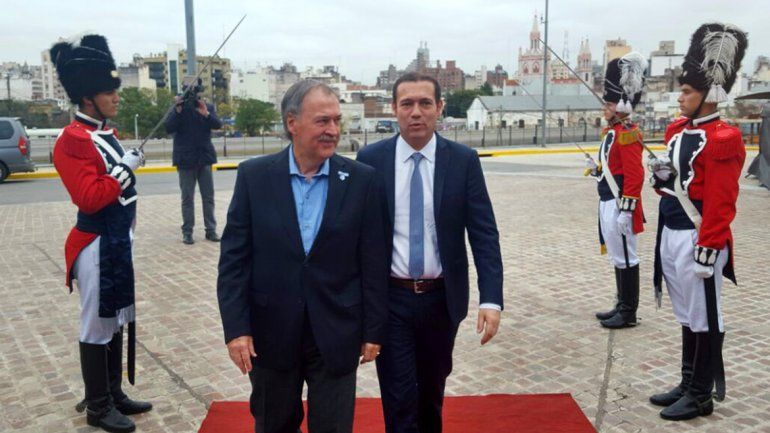 Omar Gutiérrez y su par Juan Schiaretti en Córdoba.