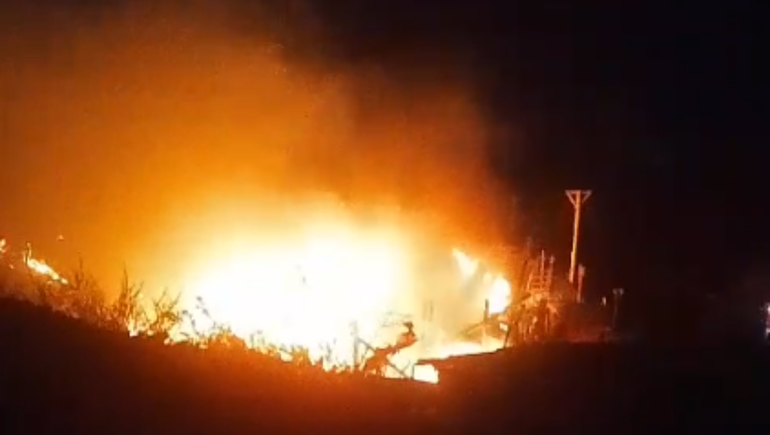 Un incendio en 7 de Mayo dejó perdidas materiales totales.