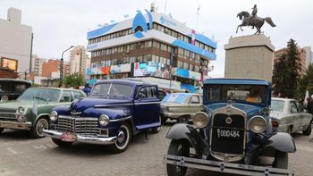 Muestra de colección: el Paseo de la Costa recibe 500 autos antiguos