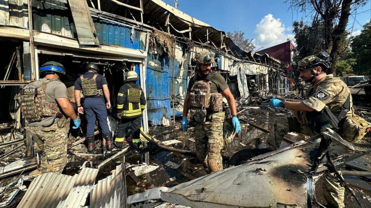 Ataque ruso a un mercado de Ucrania causa decena de muertos