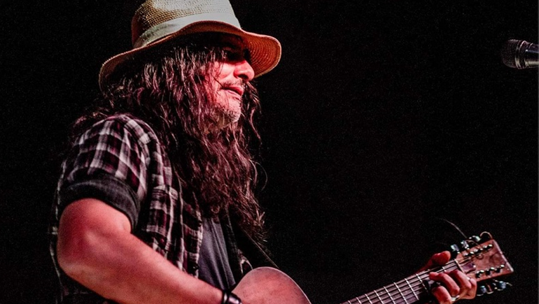 “El Soldado” González decidió celebrar los 25 años de Tren de fugitivos con un show en Mood Live. “El Soldado” González decidió celebrar los 25 años de Tren de fugitivos con un show en Mood Live.