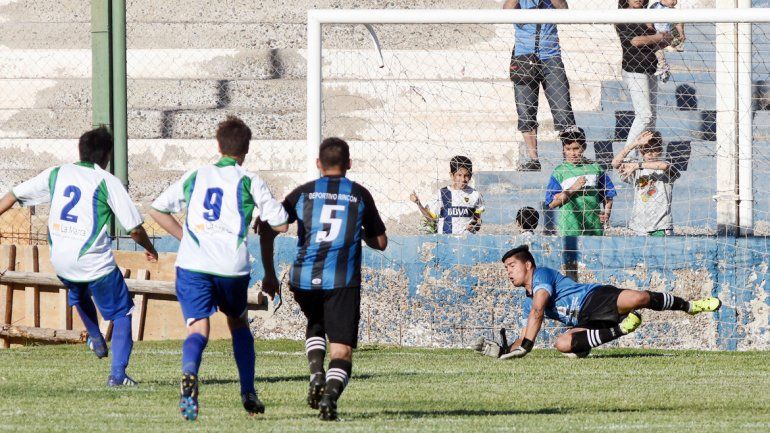Momento a pura emoción: Fievet se vistió de héroe en el minuto final.