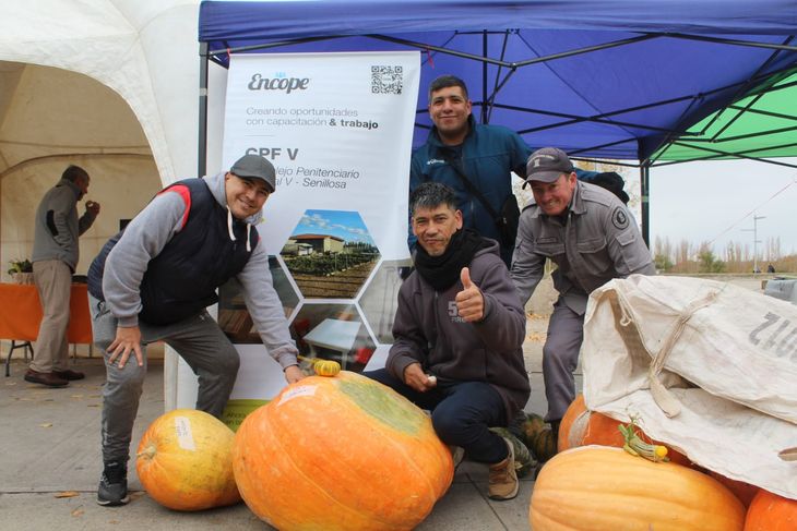 Equipo del Complejo Penitenciario V de Senillosa con el Zapallo Atlántico Gigante, que fue el ganador. Foto: gentileza. Equipo del Complejo Penitenciario V de Senillosa con el Zapallo Atlántico Gigante, que fue el ganador. Foto: gentileza.