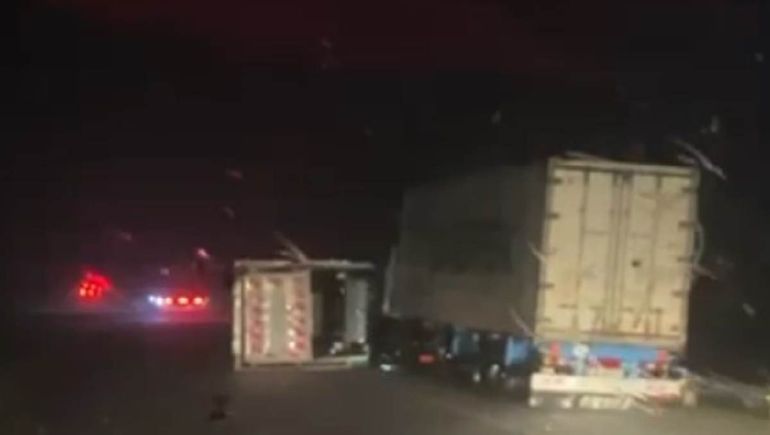 El feroz temporal que azota a gran parte del país ocacionó el vuelco de varios camiones en la Autopista Rosario-Córdoba.