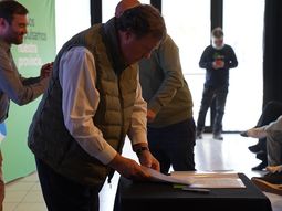 El gobernador de Río Negro formó parte de la apertura de sobres en Cipolletti. Foto: Gentileza. El gobernador de Río Negro formó parte de la apertura de sobres en Cipolletti. Foto: Gentileza.