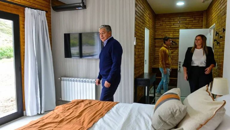 El gobernador Rolando Figueroa en la recorrida por el interior de la flamante hostería. El gobernador Rolando Figueroa en la recorrida por el interior de la flamante hostería.