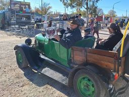 Es tuya, Juan. El vecino que saca a pasear a la gente en su reliquia.