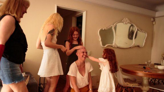 Hizo de su rapada por el cáncer un momento divertido con sus hijas
