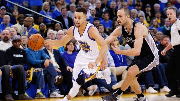 Manu Ginóbili intenta contener al mejor jugador del partido: Curry.&nbsp;