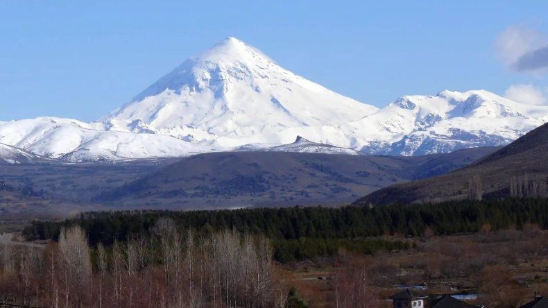 Fuerte desprendimiento de rocas en el Volcán Lanín: la advertencia a los montañistas | LM Neuquen Fuerte desprendimiento de rocas en el Volcán Lanín: la advertencia a los montañistas