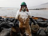 FOTO DE ARCHIVO: Un trabajador trabaja en la limpieza de crudo de petróleo de una playa tras el derrame originado en la refinería La Pampilla de la empresa española Repsol en la costa de Lima, en el