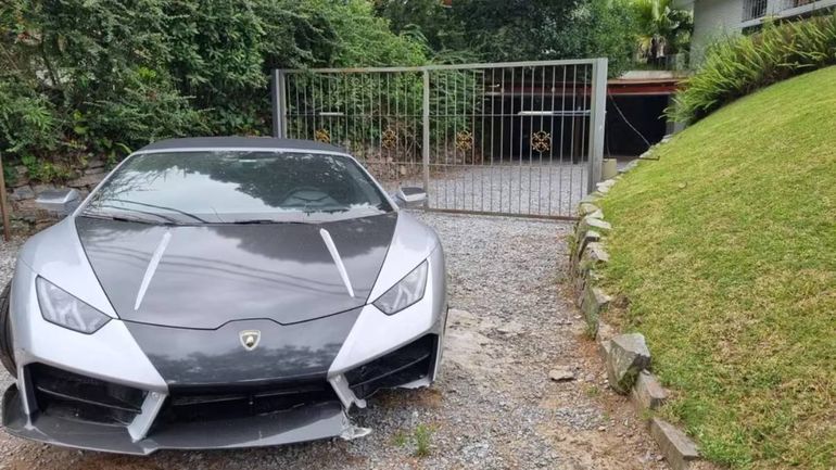 Así quedó el Lamborghini de Gonzalo Aguiar, asesinado este lunes en Punta del Este. Foto: Google. Así quedó el Lamborghini de Gonzalo Aguiar, asesinado este lunes en Punta del Este. Foto: Google.