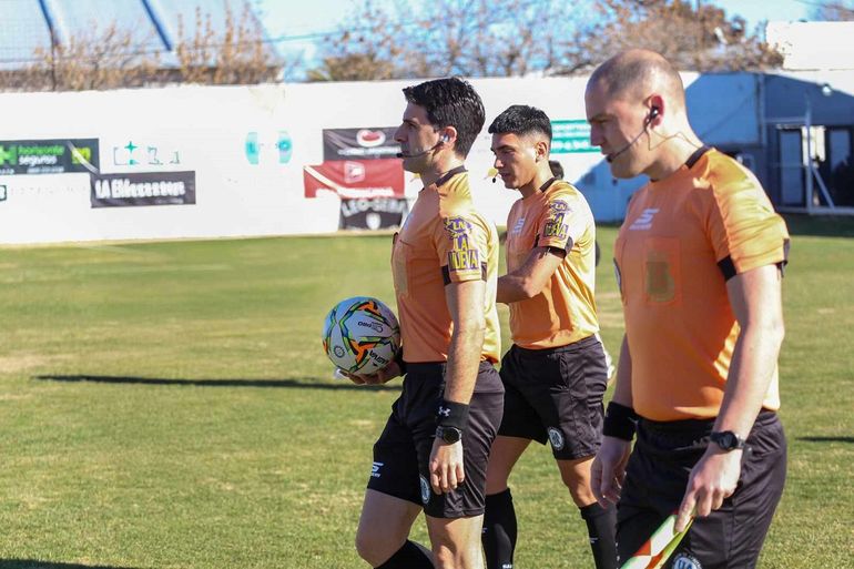 Los árbitros de Cipolletti Y Bolivar /Fotos Omar Novoa