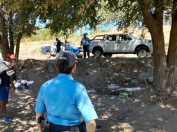 El procedimiento se llevó a cabo entre la Policía de Neuquén y funcionarios de la Municipalidad. (Foto: Gentileza Centenario Digital). El procedimiento se llevó a cabo entre la Policía de Neuquén y funcionarios de la Municipalidad. (Foto: Gentileza Centenario Digital).