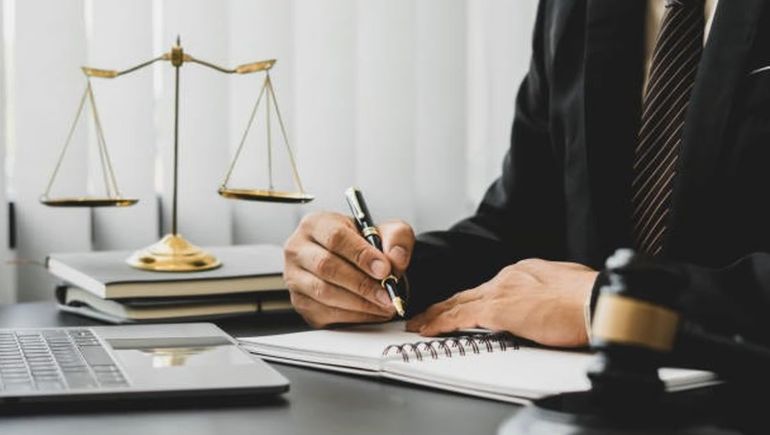 El fallo destacó que la abogada incumplió sus deberes profesionales al dejar vencer el expediente sin notificar ni renunciar al patrocinio. El fallo destacó que la abogada incumplió sus deberes profesionales al dejar vencer el expediente sin notificar ni renunciar al patrocinio.