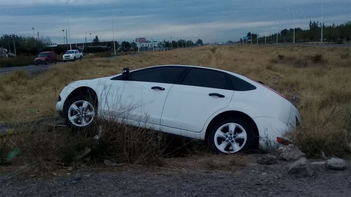 Perdió el control de su auto y terminó adentro de una zanja